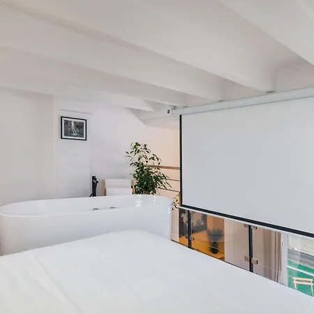 Urban Escape Loft With Balcony & Jacuzzi Near The Opera شقة *