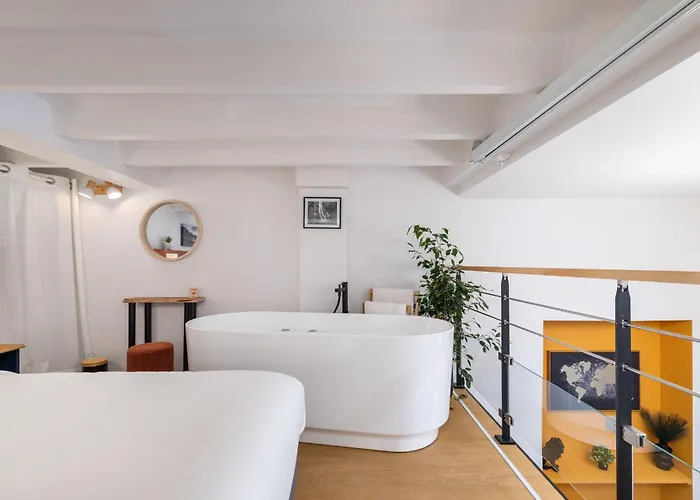 Apartment Loft With Balcony And Bath Facing The Opera House *