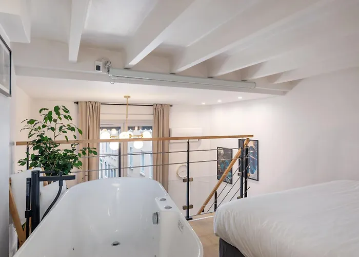 Loft With Balcony And Bath Facing The Opera House