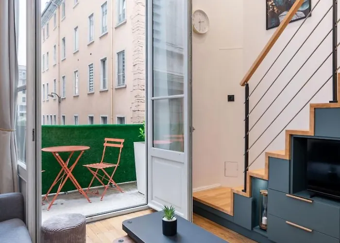Apartment Loft With Balcony And Bath Facing The Opera House
