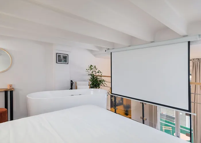 Loft With Balcony And Bath Facing The Opera House Apartment *