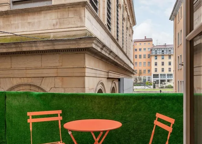 Loft With Balcony And Bath Facing The Opera House