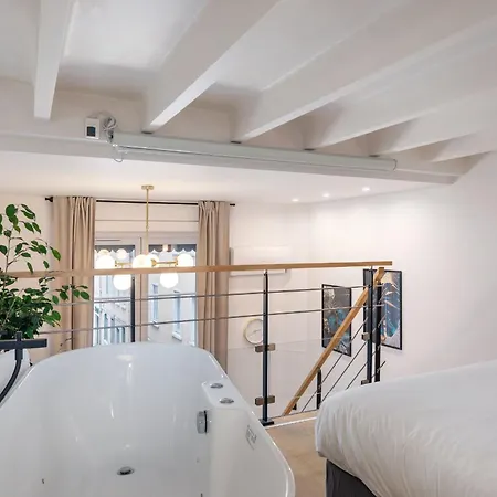 Urban Escape Loft With Balcony & Jacuzzi Near The Opera